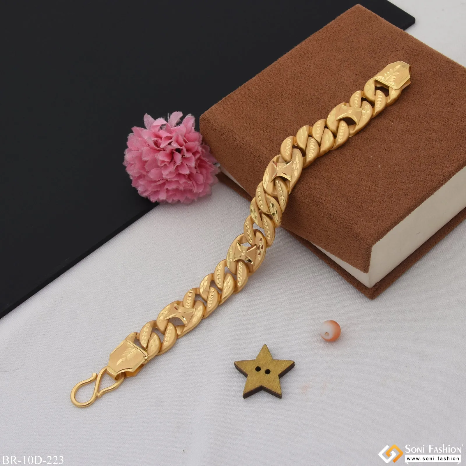 Exquisite Design High-Quality Gold Plated Pokal Bracelet for Men - Style D223